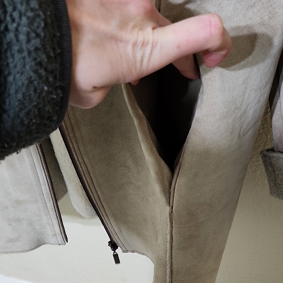 Avenue Tan Leather Jacket with Oversized Fit and Fold-Over Collar - Picture 6 of 11